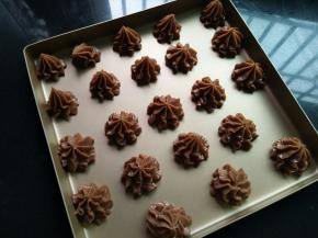 挤出自己喜欢的花型，稍微间隔开