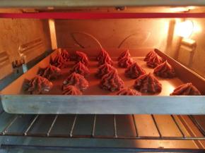 烤箱中层200℃烤15分钟，泡芙膨胀之后，转170℃烤15分钟，中途不可以打开烤箱门，否则会失败的