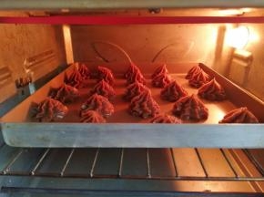 烤箱中层200℃烤15分钟，泡芙膨胀之后，转170℃烤15分钟，中途不可以打开烤箱门，否则会失败的