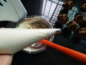 淡奶油加细砂糖进行打硬