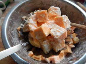 模具拿出来装上红薯