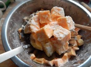 模具拿出来装上红薯