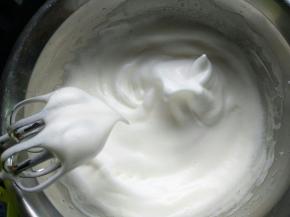 蛋白里一次性加细砂糖进行打发，湿性发泡，呈大弯钩状（做蛋糕卷的蛋白只要湿性发泡即可，打太硬，卷的时候容易开裂）