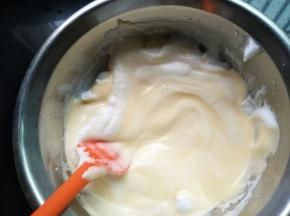 倒回剩下的蛋白盆里