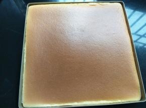 出炉，用刮刀把边缘刮刮