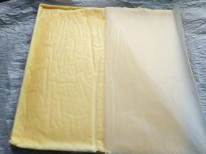 台面上垫油纸，把金盘倒扣在台面上，撕去油纸