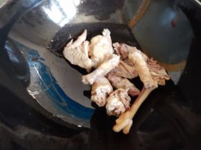 鸡剁成小块焯一下水然后入锅里炒