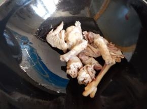 鸡剁成小块焯一下水然后入锅里炒