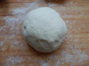 面粉加入水加入酵母柔成团发两部大，然后排气醒半小时