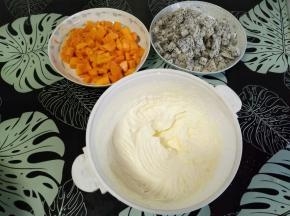 水果切小粒，淡奶油加细砂糖进行打发，打7分发即可