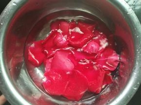 玫瑰花泡盐水3分钟，用厨房纸巾擦干水份