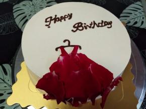 画个衣架子，玫瑰花瓣装饰一下