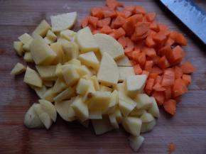 土豆胡萝卜去皮切丁