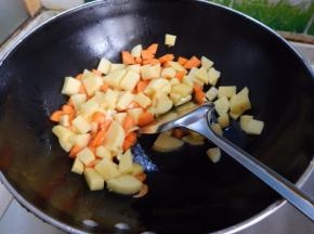 加入切好的菜炒