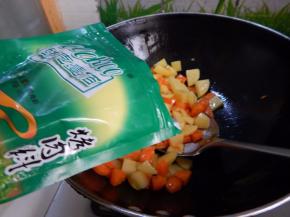 然后加入烤肉料炒匀