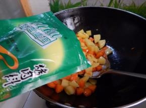 然后加入烤肉料炒匀