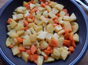 炒好的菜摆在烤盘上