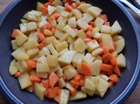 炒好的菜摆在烤盘上