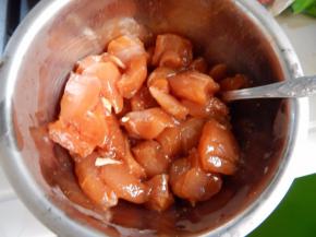 鸡丁切好加入料酒，生抽腌肉料抓匀
