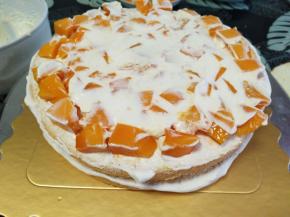 盖上第二片蛋糕胚，摸少量奶油，放水果，摸奶油