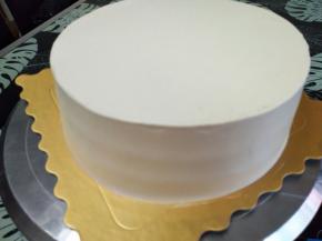 再称200克淡奶油加20克细砂糖，进行打发，摸面奶油要软点，7分左右，进行整个摸面