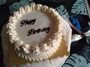 剩下100克淡奶油加10克细砂糖进行打发，打硬，用2D裱花嘴裱花，巧克力酱挤字母