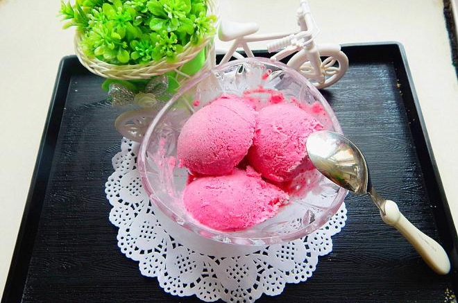 火龙果冰淇淋