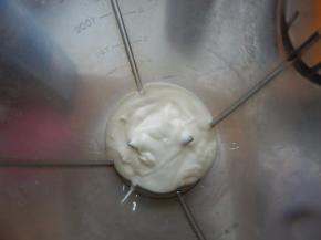 自做酸奶加入搅拌机里