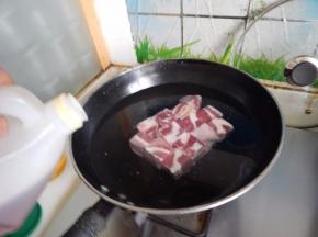 锅里加入水加入牛肉及料酒