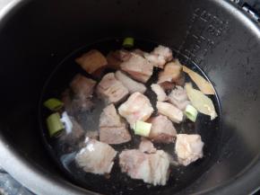 然后加入清水先高压锅压半小时