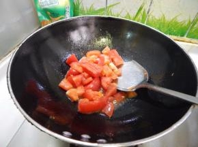 锅里加入油加入西红柿