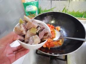 在加入炖过的牛肉