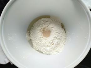 披萨饼材料放一起