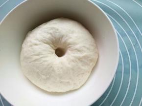 面团发酵2-2.5倍大，手指蘸面粉戳个洞不回缩表明发好了