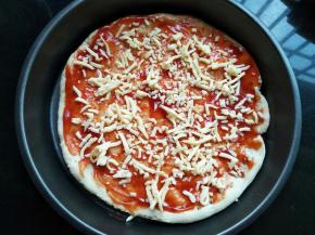 涂抹番茄酱，撒一层马苏里拉芝士碎