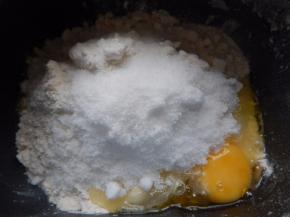 加入白糖及鸡蛋