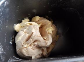 柔成面团加入黄油