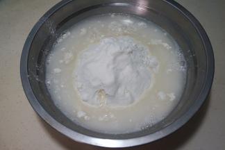 面粉入盆中，逐量加入凉水