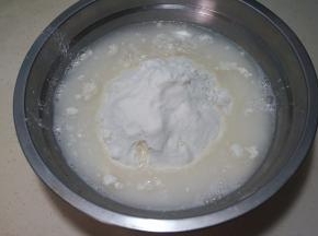 面粉入盆中，逐量加入凉水