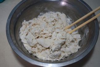用筷子搅拌成絮状