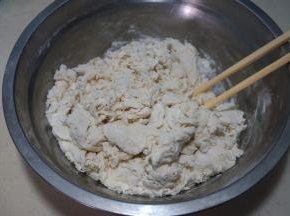 用筷子搅拌成絮状