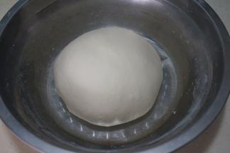 手揉成面团，盖盖子饧15分钟，再重新揉一遍，面团滋润而柔软