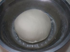 手揉成面团，盖盖子饧15分钟，再重新揉一遍，面团滋润而柔软