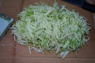 用擦丝器擦丝，如果觉得太长，再用刀切几刀