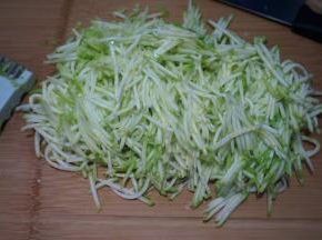 用擦丝器擦丝，如果觉得太长，再用刀切几刀