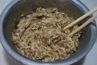 全部入肉馅中，混合均匀