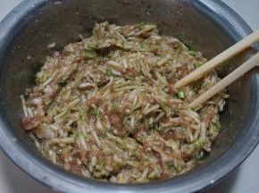 全部入肉馅中，混合均匀
