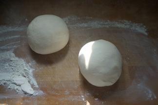 饧好的面团取出，均分成两份