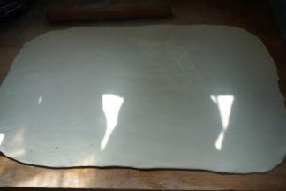 取其中一个面团，擀成厚约3、4毫米的长方形面片