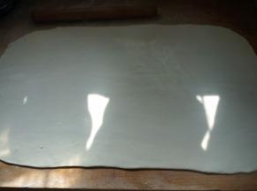 取其中一个面团，擀成厚约3、4毫米的长方形面片